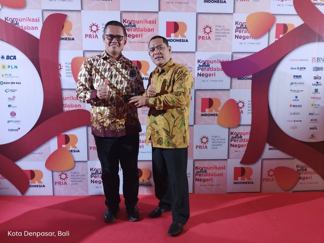 Foto bersama Kepala Bagian Tanaman Irwan dan Group Manager Kalimantan Barat PTPN XIII