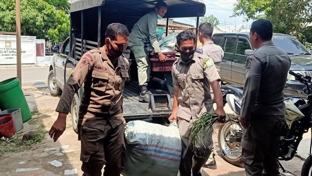 Satpol PP dan WH menertibkan pedagang kaki lima di Pasar Keutapang, Aceh Besar.  