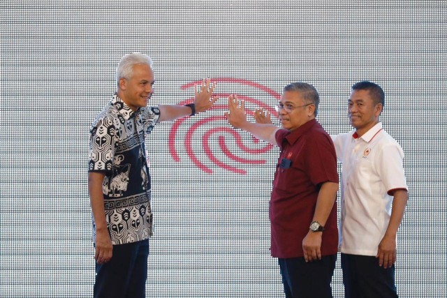 Gubernur Jawa Tengah Ganjar Pranowo saat meresmikan logo dan maskot resmi Porprov XVI Jawa Tengah dan aplikasi Sisakti di di Gedung Gradhika Bhakti Praja pada Jumat (17/3) pagi. Foto: Dok. Istimewa