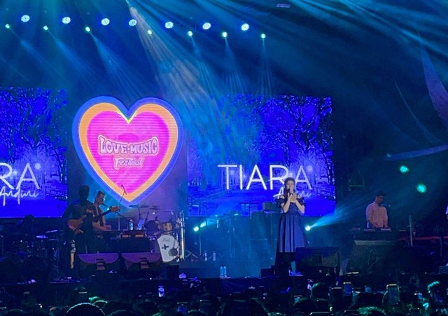 Tiara Andini tampil memukau di 'Love Music Festival 2023' yang di digelar di Qubu Resort, Kubu Raya. Foto: Siti Annisa/Hi!Pontianak