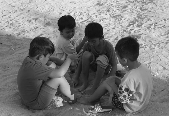 Foto oleh penulis; diambil di sebuah lapang bermain anak di kota Surabaya
