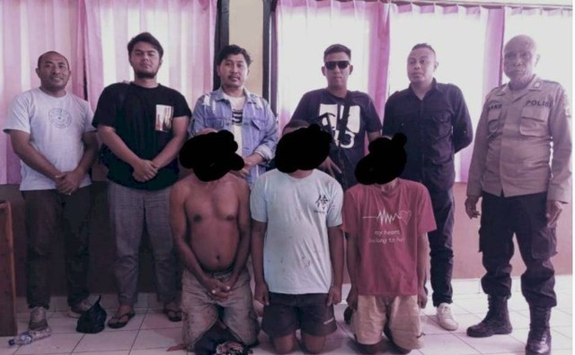Keterangan foto:Kasat reskrim Polres TTS. Iptu Fernando Oktober bersama anggotanya saat mengamankan tiga orang pelaku pencurian ternak.