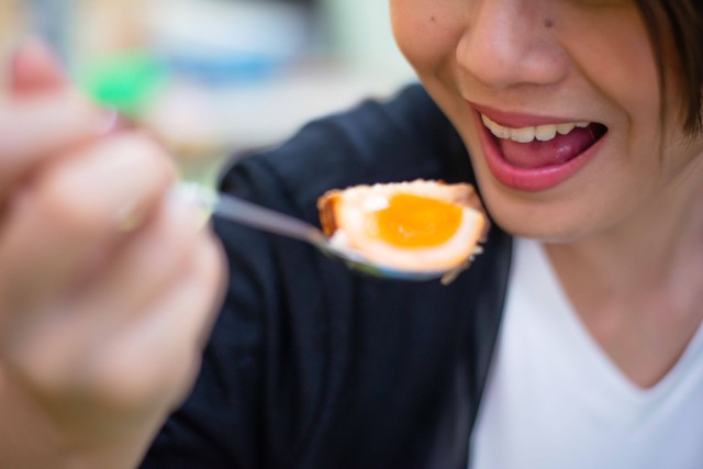 Ilustrasi makan telur. Foto: PhaiApirom/Shutterstock