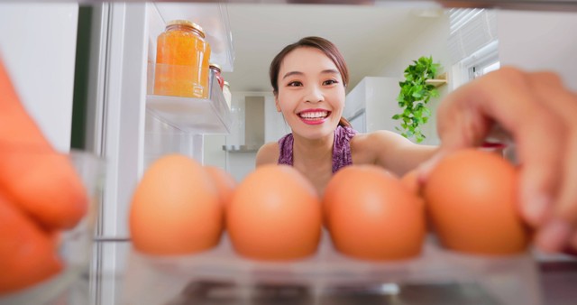 Ilustrasi makan telur. Foto: aslysun/Shuttterstock