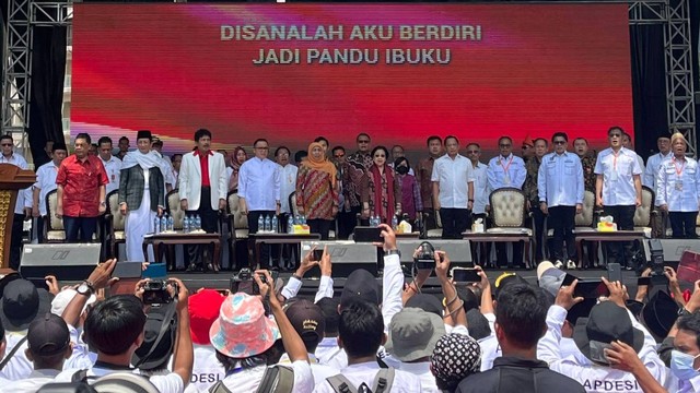 Megawati hingga Tito saat menghadiri peringatan 9 tahun UU Desa di GBK, Minggu (19/3/2023). Foto: Haya Syahira/kumparan