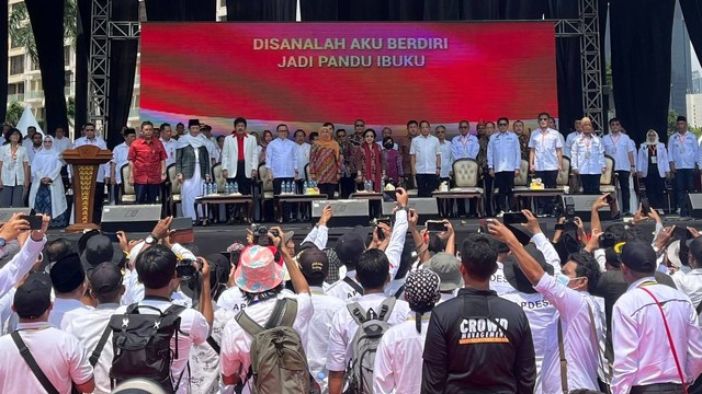 Megawati hingga Tito saat menghadiri peringatan 9 tahun UU Desa di GBK, Minggu (19/3/2023). Foto: Haya Syahira/kumparan