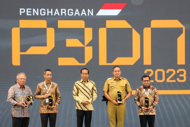 Presiden Jokowi serahkan penghargaan Peningkatan Penggunaan Produk Dalam Negeri (P3DN) kategori Pengguna Produk Dalam Negeri Terbaik Pemerintah Daerah Provinsi. Foto: PPID DKI Jakarta