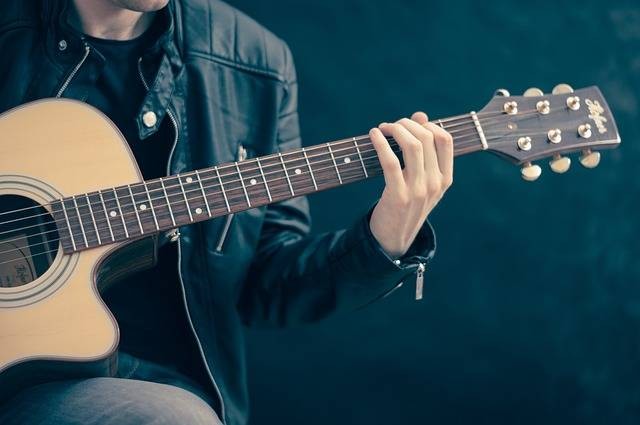 Ilustrasi cara memainkan gitar. Foto: Pixabay