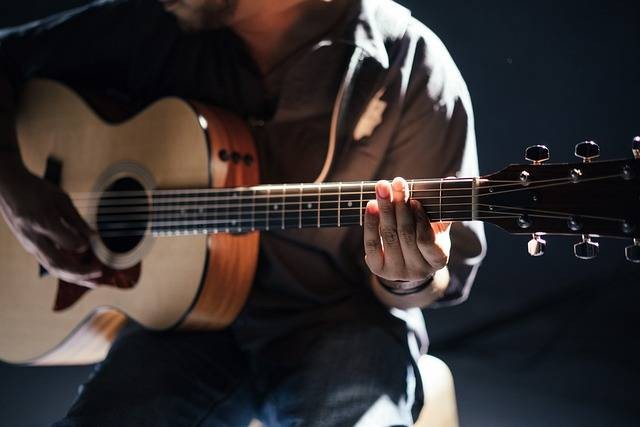 Ilustrasi cara belajar gitar. Sumber:Pixabay.com