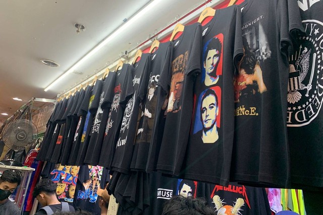 Baju bekas impor yang dijual di Pasar Senen, Minggu (19/3). Foto: Nabil Jahja/kumparan