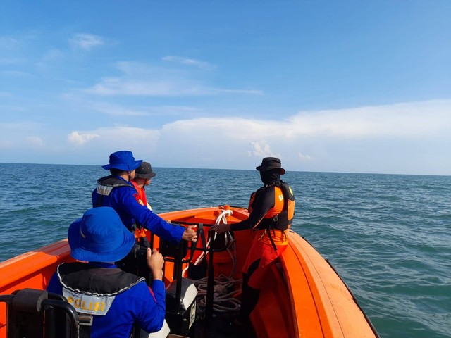 Tim SAR gabungan melakukan upaya pencarian terhadap satu anak buah kapal (ABK) yang terjatuh di perairan Pulau Mundu, Ketapang, Lampung Selatan. | Foto : Dok. Basarnas Lampung