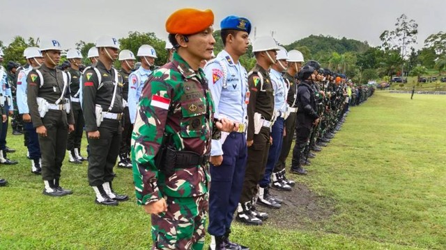 Persiapan personel TNI Polri menyambut kedatangan Jokowi ke Jayapura. Foto: Faisal Narwawan/BumiPapua