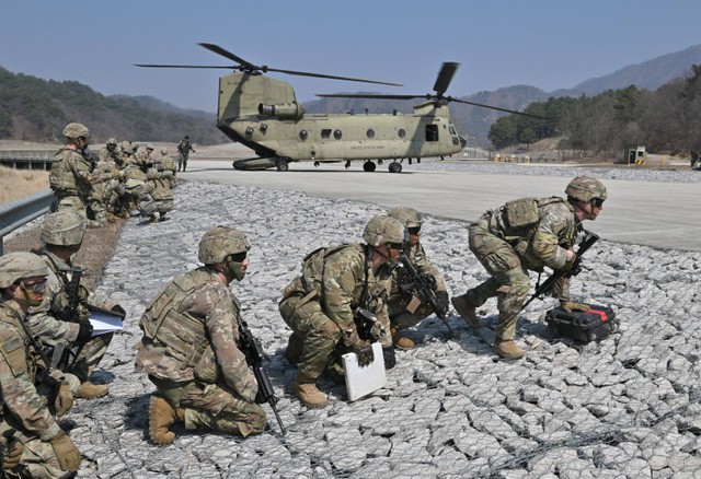 Tentara AS mengambil bagian dalam latihan militer bersama Freedom Shield antara Korea Selatan dan AS di Pocheon, Korea Selatan, Minggu (19/3/2023). Foto: Jung Yeon-je / AFP