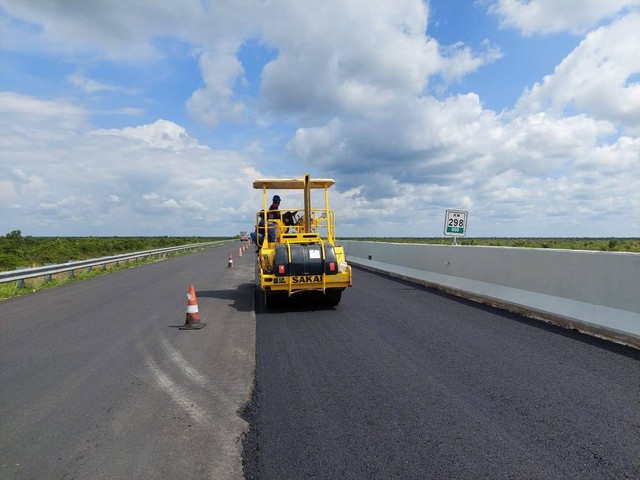 PT Hutama Karya melakukan pemeliharaan Jalan Tol Trans Sumatera (JTTS) Lampung guna menyambut momen mudik Lebaran. | Foto : Dok. Hutama Karya