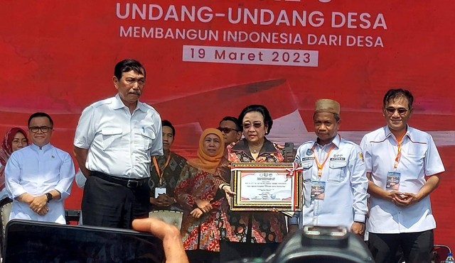 Ketua Dewan Pengarah Badan Pembinaan Ideologi Pancasila (BPIP) Megawati Soekarnoputri mendapat penghargaan sebagai Tokoh Penggerak Gotong Royong Desa dalam acara Peringatan 9 Tahun UU Desa di Kompleks GBK. Foto: Dok. Istimewa