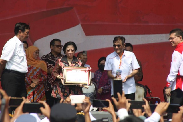Ketua Dewan Pengarah Badan Pembinaan Ideologi Pancasila (BPIP) Megawati Soekarnoputri mendapat penghargaan sebagai Tokoh Penggerak Gotong Royong Desa dalam acara Peringatan 9 Tahun UU Desa di Kompleks GBK. Foto: Dok. Istimewa