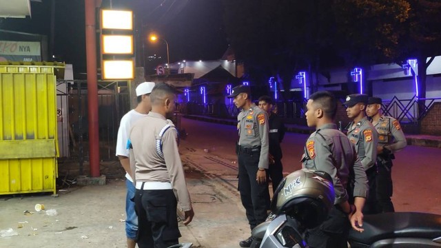 Polisi berjaga di lokasi pengeroyokan pemuda di Ambon. Foto: Dok. Istimewa