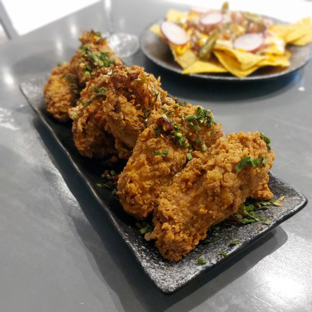 Chicken wings cabai garam-Menu makanan di Berkala Coffee & Space, Ampera, Jakarta Selasan (19/3/23). Foto: Azalia Amadea/Kumparan