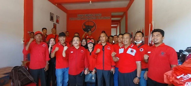 Ketua dan pengurus PDIP Kabupaten Sekadau saat akan bertolak ke Sintang. Foto: Dina Mariana/Hi!Pontianak