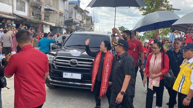Ketua DPR RI Puan Maharani menyapa masyarakat Sintang ketika tiba untuk meresmikan Waterfront Sintang. (Foto: Yusrizal/Hi! Pontianak)