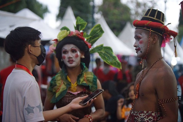 Arjuna dan Srikandi melayani wawancara, saat ikut meramaikan laga puncak turnamen Voli Proliga regu putri di GOR Amongrogo, Yogya, Sabtu (18/3). Foto: Arif UT