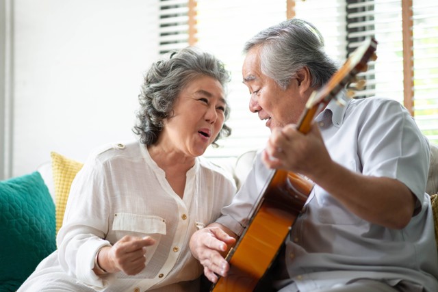 Illustrasi pasangan lanjut usia bernyanyi. Foto: eggeegg/Shutterstock.