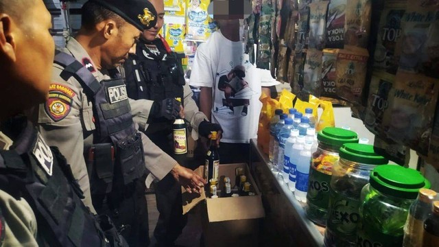Jajaran Polres Lampung Tengah menyita sebanyak 50 liter tuak dan puluhan minuman keras. | Foto : Dok. Polres Lampung Tengah