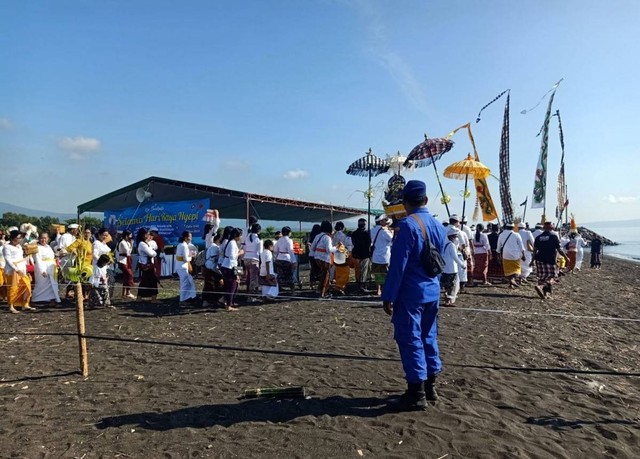 Ratusan Umat Hindu Banyuwangi Melasti di Pantai Marina Boom (85103)