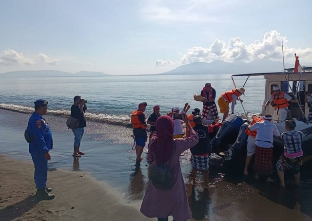 Ratusan Umat Hindu Banyuwangi Melasti di Pantai Marina Boom (85104)