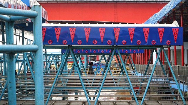 Kombinasi warna merah dan biru dengan motif songket pada atap jembatan penyeberangan dermaga pelabuhan ampera Palembang, Minggu (19/3) Foto: abp/Urban Id