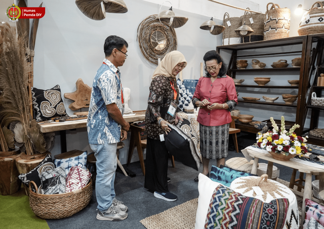 Anggota DPD RI, GKR Hemas (baju warna merah) berada di salah satu stand Jiffina 2023. Foto: Dok. Humas Pemda DIY