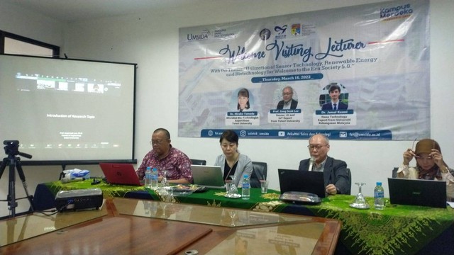 Dari kiri ke kanan : Dr., Ir., Jamaaluddin, MM (Wakil Dekan FST), Dr. Hiroko yamada (CEO Bio Teknooogy Company), Prof. Sung Seok Lee, PhD. (Totori University), Rodiyah S, M.A.(MC) dan Dr. Jamal Kazmi di Layar (Universitas Kebangsaan Malaysia-online) sedang gayeng memberikan materi 