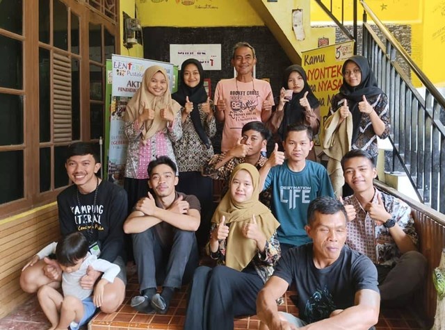 Wali baca dan relawan TBM Lentera Pustaka di kaki Gunung Salak Bogor