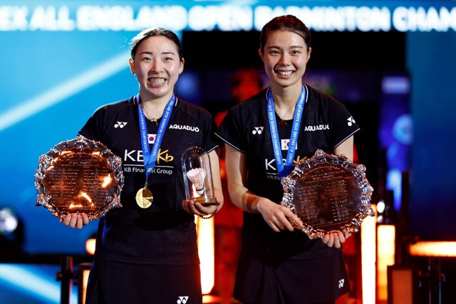 Ganda putri Korea Selatan Kong Hee-yong dan Kim So-Yeong usai juara All England di Utilita Arena, Birmingham, Inggris. Foto: Andrew Boyers/REUTERS