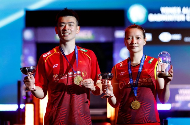 Ganda campuran China Zheng Si Wei dan Huang Ya Qiong  usai juara All England di Utilita Arena, Birmingham, Inggris.
 Foto: Andrew Boyers/REUTERS
