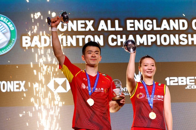 Ganda campuran China Zheng Si Wei dan Huang Ya Qiong  usai juara All England di Utilita Arena, Birmingham, Inggris.
 Foto: Andrew Boyers/REUTERS