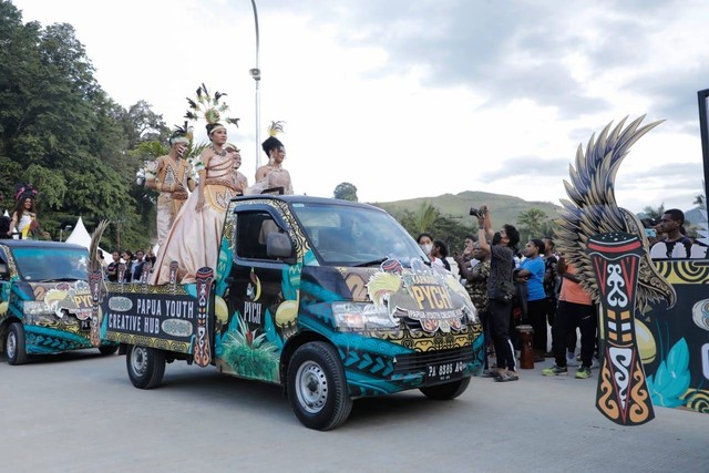 Pakaian adat dari 31 provinsi di Indonesia yang menghiasi karnaval yang digelar PYCM. Foto: Dok. Istimewa