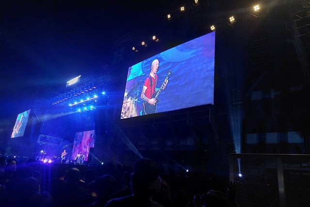 Vokalis dan gitaris Trivium Matt Heafy kenakan jersi Timnas Indonesia dan Batik saat manggung di Hammersonic hari kedua Minggu (19/3). Foto: Andreas Gerry Tuwo/kumparan