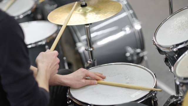 Ilustrasi bermain drum. Foto: Spaskov/Shutterstock.