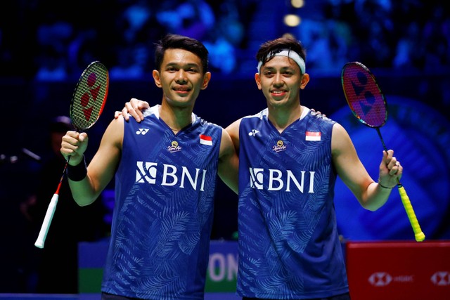 Fajar Alfian dan Muhammad Rian Ardianto usai juara All England di Utilita Arena, Birmingham, Inggris. Foto: Andrew Boyers/REUTERS