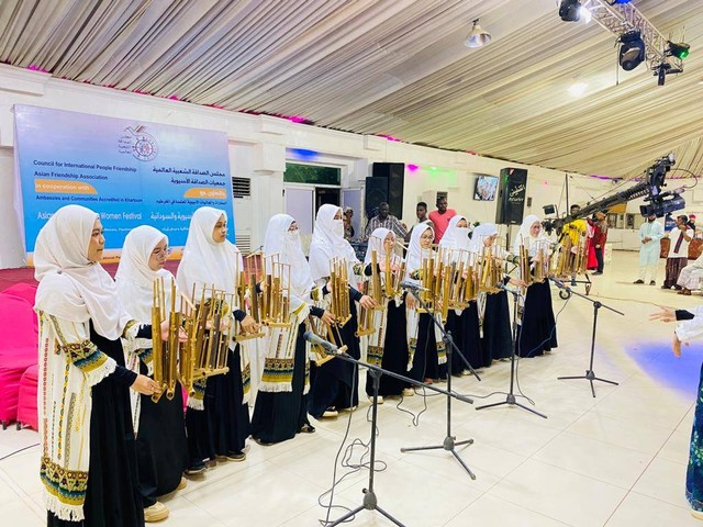 Angklung dan Busana Tradisional Indonesia Meriahkan Festival  Asian Women’s Day  (20330)