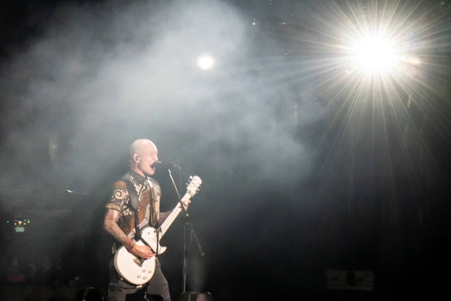 Vokalis dan gitaris grup band Trivium Matt Heafy tampil pada hari ke-2 Hammersonic 2023 di Pantai Karnaval Ancol, Jakarta, Minggu (19/3/2023). Foto: Muhammad Adimaja/ANTARA FOTO
