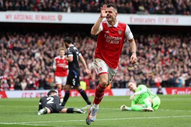 Selebrasi pemain Arsenal Granit Xhaka usai mencetak gol ke gawang Crystal Palace pada pertandingan lanjutan Liga Inggris di Stadion Emirates, London, Inggris, Minggu (19/3/2023).
Foto: David Klein/REUTERS