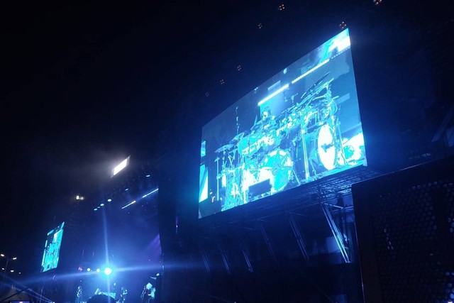 Drummer Slipknot Jay Weinberg pasang topeng Bali di set drum saat tampil hari ke-2 Hammersonic 2023 di Pantai Karnaval Ancol, Jakarta, Minggu (19/3/2023).
 Foto: Andreas Gerry Tuwo/kumparan