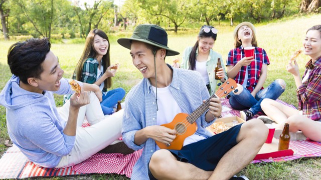 Ilustrasi remaja bernyanyi di taman. Foto: Tom Wang/Shutterstock.