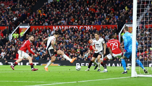 Aleksandar Mitrovic mencetek gol pembuka Fulham kala bertandang ke markas Manchester United dalam perempat final Piala FA 2022/23 di Stadion Old Traford, Manchester, Inggris, pada Minggu (19/3) Foto: Carl Recine/Reuters