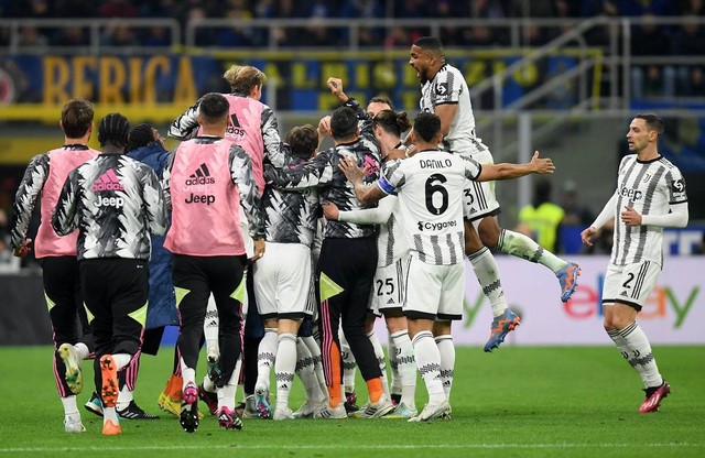 Para pemain Juventus merayakan gol pembuka Filip Kostic saat melawan Inter Milan dalam lanjutan Liga Italia 2022/23 di Stadion San Siro, Milan, Italia, pada Senin (20/3) Foto: Daniele Mascolo/Reuters