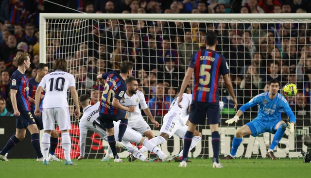 Sergi Roberto mencetak gol penyama kedudukan dalam pertandingan Barcelona vs Real Madrid di lanjutan Liga Spanyol 2022/23 di Stadion Camp Nou, Barcelona, Senin (20/3).  Foto: Juan Medina/Reuters