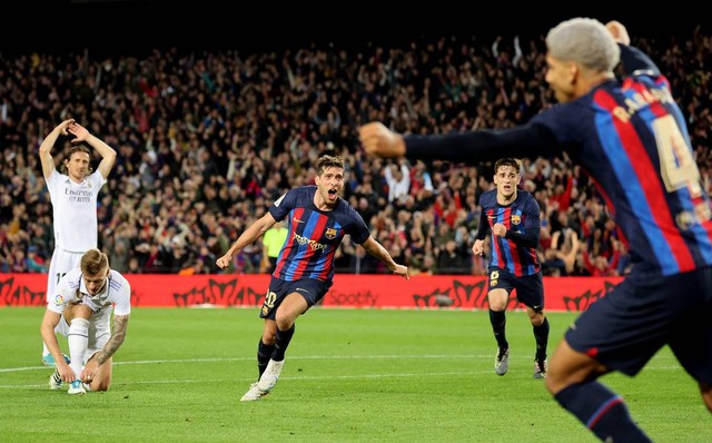 Sergi Roberto merayakan gol pembuka Barcelona kala menjamu Real Madrid dalam lanjutan Liga Spanyol 2022/23 di Stadion Camp Nou, Barcelona, Spanyol, pada Senin (20/3). Foto: Nacho Doce/Reuters