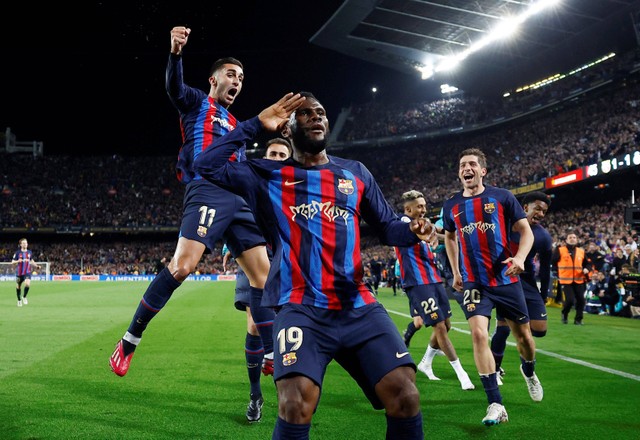 Pemain FC Barcelona Franck Kessie merayakan gol kedua mereka di Camp Nou, Barcelona, Spanyol. Foto: Juan Medina/Reuters